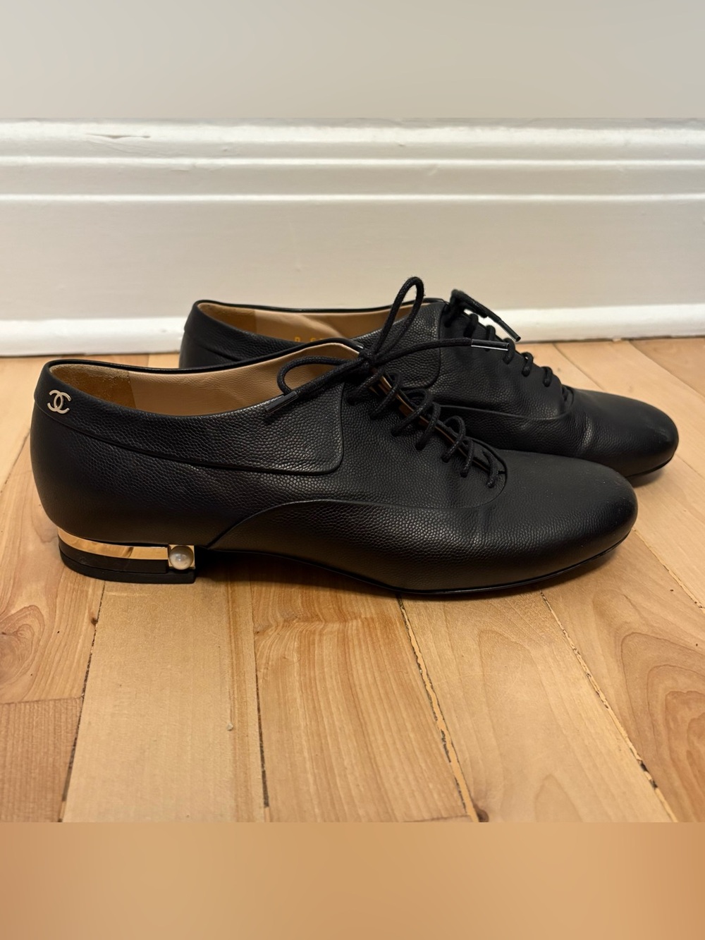 Black leather Chanel Oxford shoes
